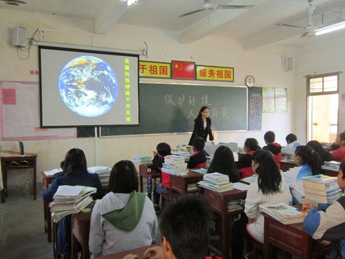 中华基督教会冯梁结纪念中学收费